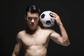 记者：16岁布基纳法索中场签约白堡，未来有望加盟切尔西