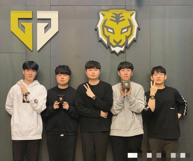 的年轻人加 的年轻人加